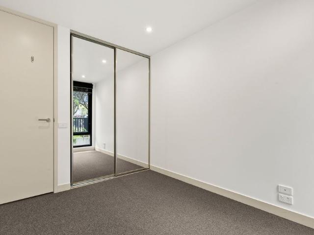 Elegance, Style & Sophistication Situated In Docklands
