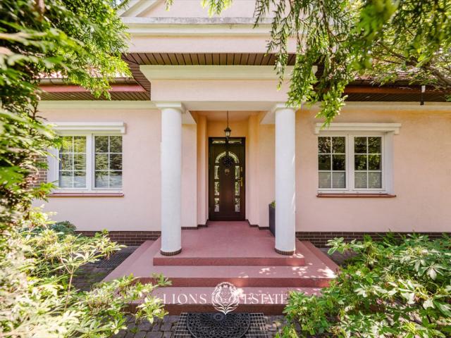 Elegancki dom 192 m² z niezależnym budynkiem i ogrodem