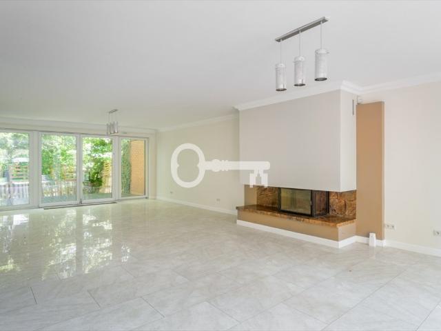 Elegancki dom 254 m2 z garażem, odświeżony, jasny