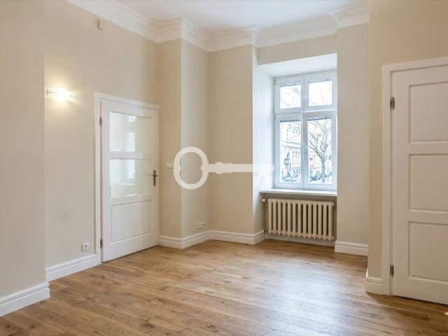Eleganckie biuro w odrestaurowanej kamienicy, 5 pokoi, prestiżowa lokalizacja
