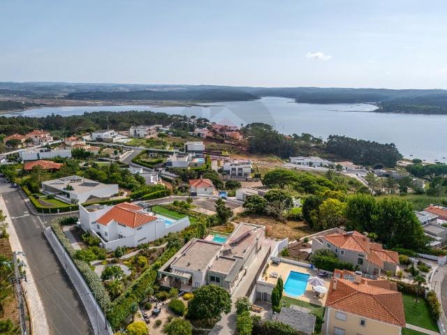 Elegância Contemporânea com Vista Desafogada sobre a Lagoa d. 250m² Nadadouro
