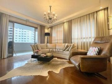 Elegância Clássica com Metragem Imponente e Vista para o Vale do Pacaembu