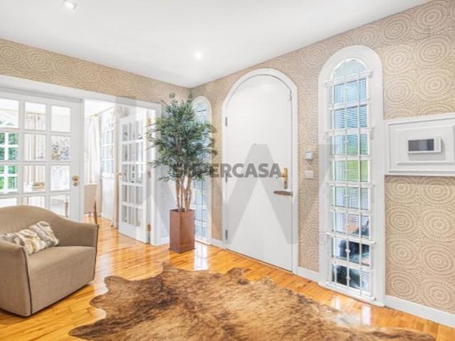 Elegância Clássica e Conforto Moderno: Moradia T4 com Piscina em Santo António da Charneca