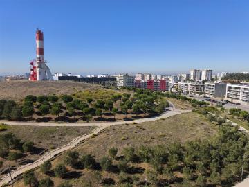 Elegância e Conforto em Carnaxide: T2 com Varandas, 2 Lugare. 98m² Carnaxide
