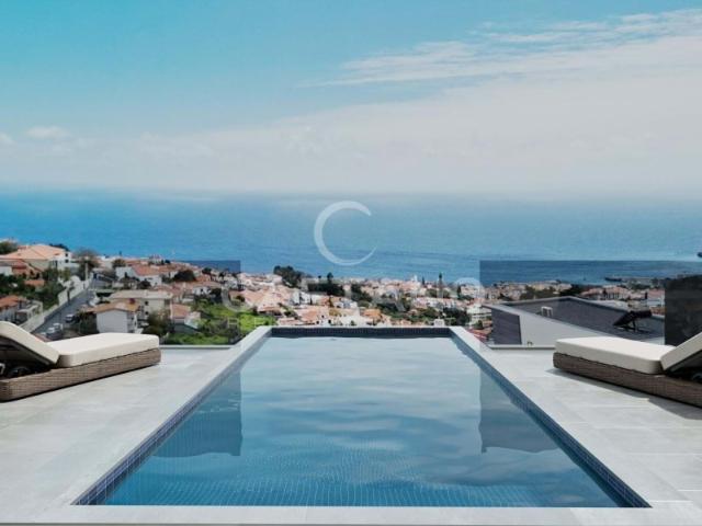Elegância e Conforto: Moradia de Luxo T3 com Piscina e Vista Panorâmica para a Baía do Funchal'