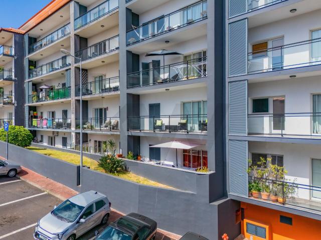 Elegância e Exclusividade! Apartamento T2 com Áreas Singulares e Piscina no Coração do Caniço