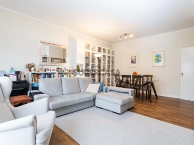 Elegância Familiar em Miraflores: Apartamento T2 Remodelado com Vistas Deslumbrantes