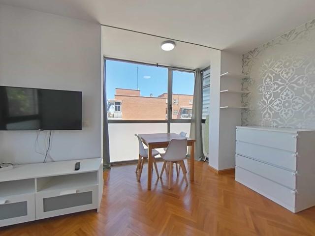 ¡Elegancia, luz y la máxima comodidad en Carabanchel! Acogedor apartamento exterior con plaza de garaje y piscina ✨‍♂️