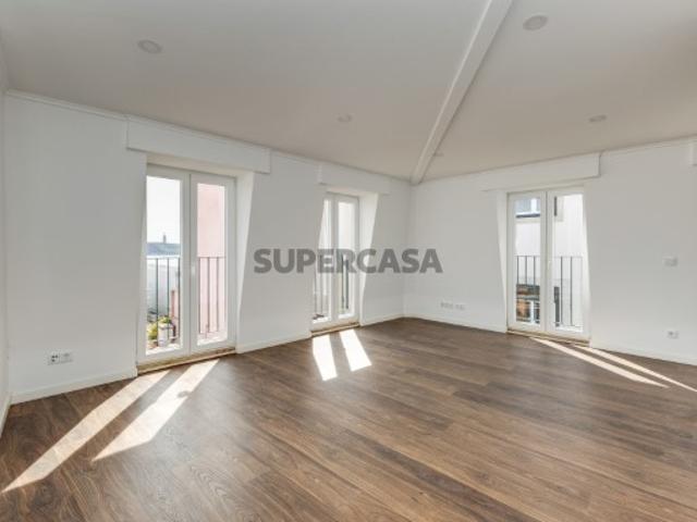 Elegância Moderna no Coração de Lisboa: T2 com vista de rio e cidade