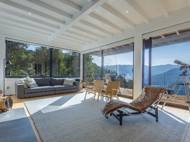 Elegância Suspensa sobre o Rio: Propriedade Singular com Pis. 0m² Ventosa e Cova