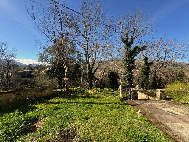 Encanto a orillas del Besaya: Amplia casa independiente con jardín en La Serna
