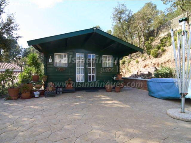Elegancia rústica exclusiva: tu tranquilo refugio junto al mar te espera en