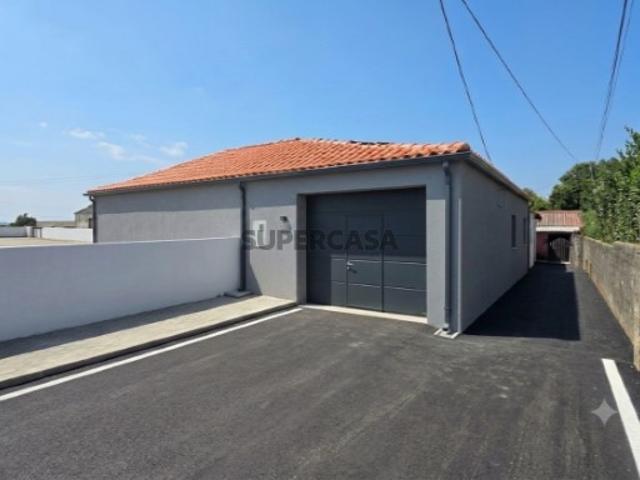 Elegância térrea em Canelas: T4 Chave na mão com duas suites e terraço