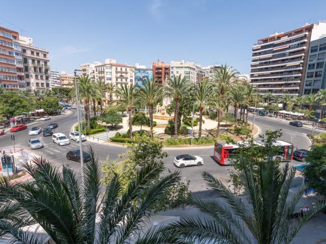 Elegancia y amplitud en el corazón de Alicante: Plaza de los Luceros