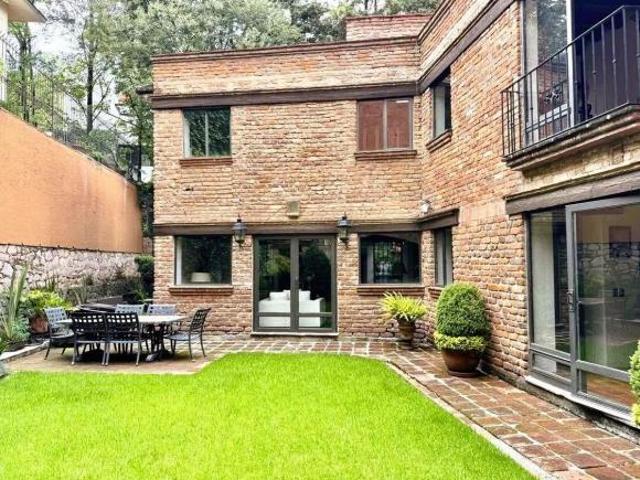 Elegancia y Calidez en Bosques de las Lomas: Casa Colonial con Jardín Espectacular