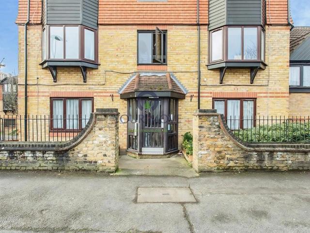 Eleonora Terrace Lind Road, Surrey SM1 2 bed flat to rent £1,550 pcm £358 pw