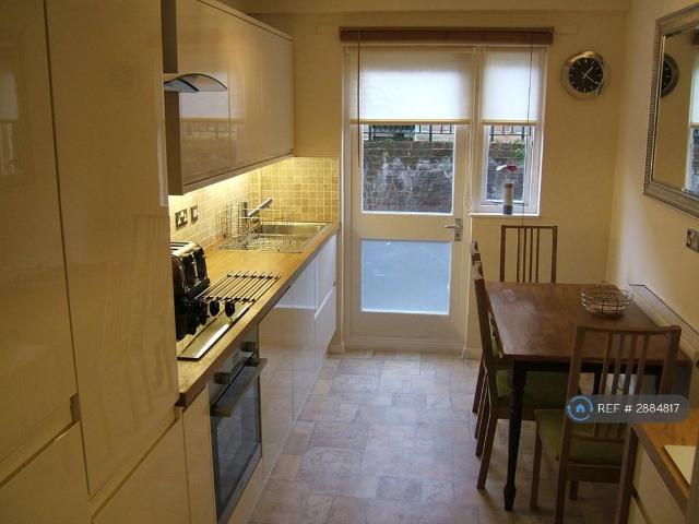 Elephant And Castle, London, SE17 2 bed flat to rent £2,550 pcm £588 pw