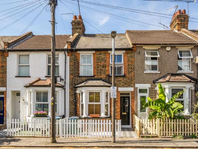 Elfrida Road Watford WD18 3 bed terraced house to rent £3,850 pcm £888 pw