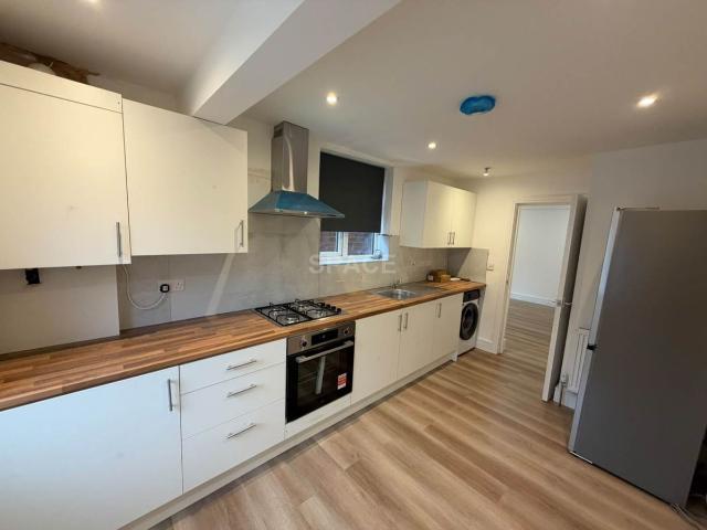 Elgar Road South, Reading RG2, 4 bed terraced house to rent, £2,200 pcm | PrimeLocation