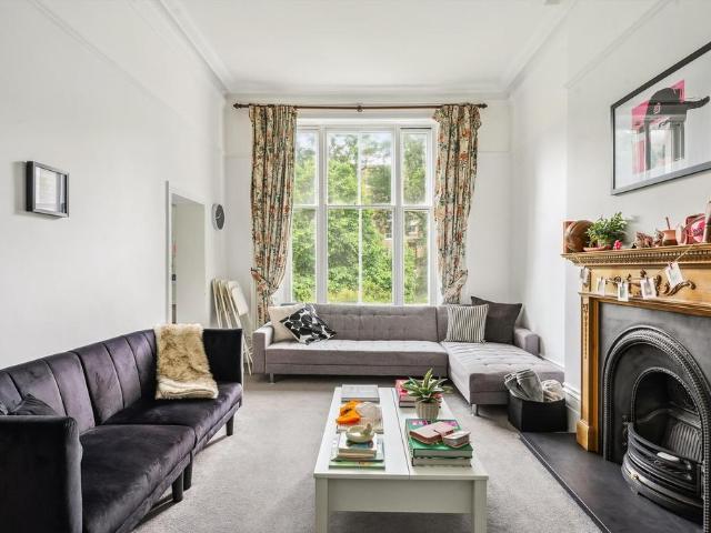 Elgin Crescent, Notting Hill, London. 1 bed flat to rent £2,968 pcm £685 pw