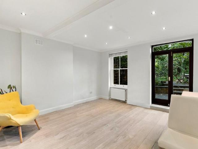Elgin Crescent, Notting Hill, London. 2 bed terraced house to rent £3,868 pcm £893 pw