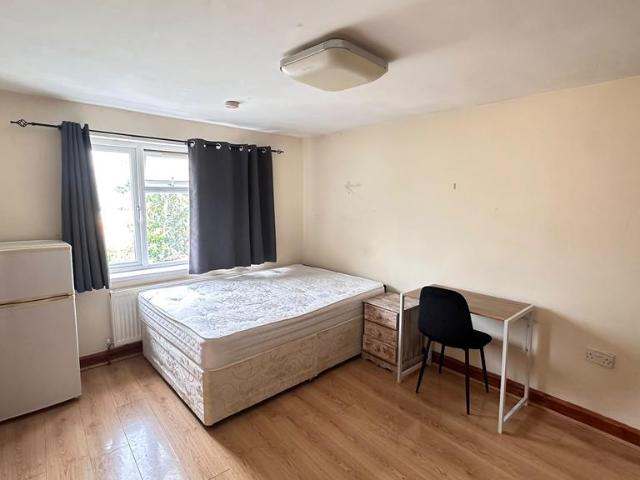 Elgin Grove, Birmingham B25 Studio to rent £700 pcm £162 pw