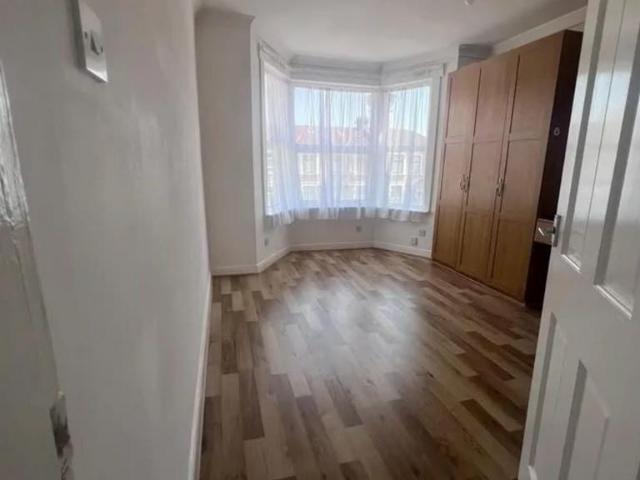 Elgin Road, London IG3 3 bed flat to rent £1,800 pcm £415 pw