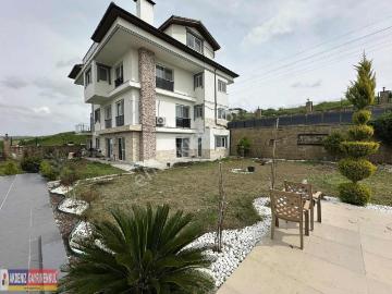Elit Site İçerisinde Özel İşçilikli Geniş Lüks Kiralık Villa