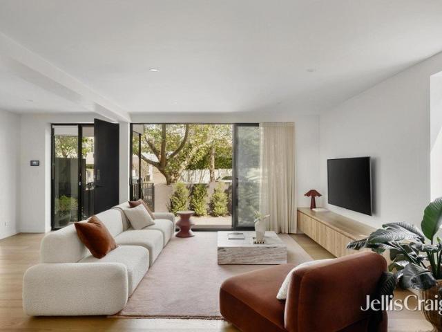 Elite contemporary living in treasured locale