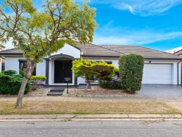 Elite Executive Family Entertainer in Desirable Lakeside Locale!