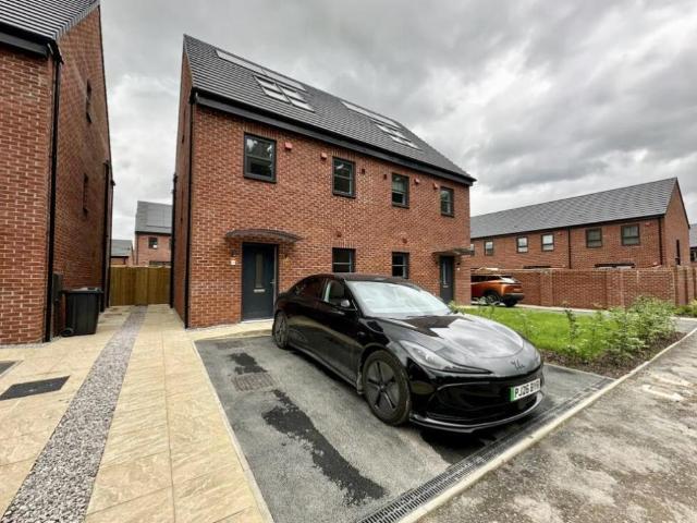 Eliza Grant Road, Crossgates, LEEDS 3 bed semi detached house to rent £1,775 pcm £410 pw