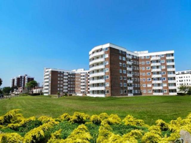Elizabeth Court, 35 Grove Road. 2 bed apartment to rent £1,350 pcm £312 pw