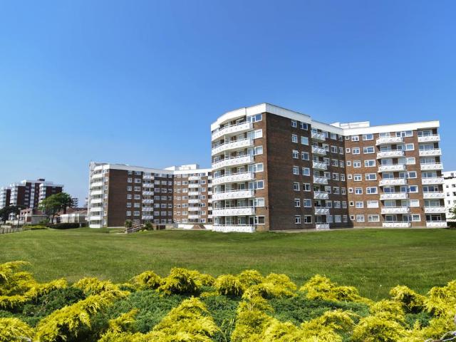 Elizabeth Court, Grove Road, Bournemouth 2 bed apartment to rent £1,350 pcm £312 pw
