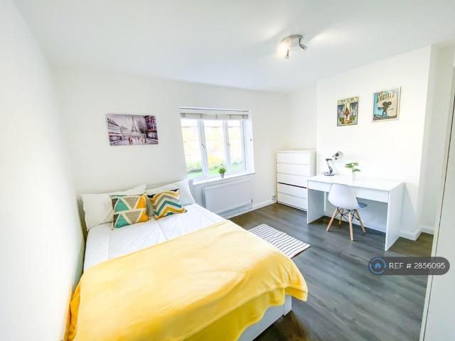 Elizabeth Close, London, E14 4 bed flat to rent £3,500 pcm £808 pw