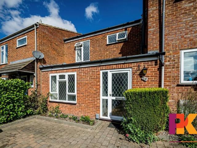 Elizabeth Drive, Tring HP23 3 bed terraced house to rent £1,750 pcm £404 pw