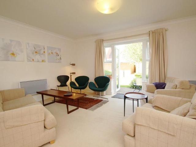 Elizabeth Jennings Way 2 bed apartment to rent £2,100 pcm £485 pw