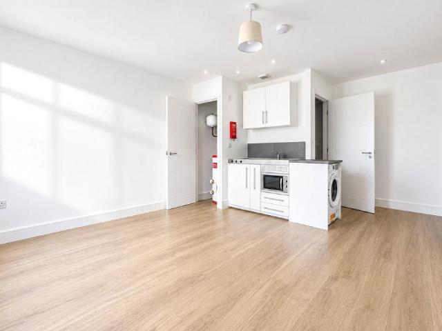 Elizabeth Way, Harlow, Essex, CM19 Studio to rent £1,000 pcm £231 pw
