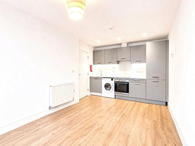 Elizabeth Way, Harlow, Essex CM19, 2 bed flat to rent, £1,200 pcm | PrimeLocation