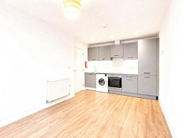 Elizabeth Way, Harlow, Essex CM19, 2 bed flat to rent, £1,200 pcm | PrimeLocation