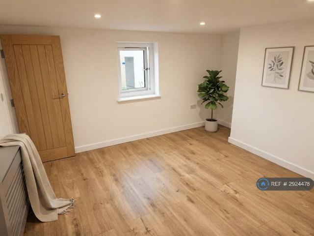 Elizabethan House, Brighouse, HD6 1 bed flat to rent £790 pcm £182 pw