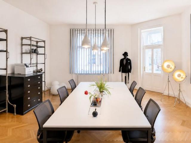 ELISABETH VORSTADT | Altbauflair mit 3,30 m Raumhöhe Stilvolle 3‑Zimmerwohnung mit Balkon
