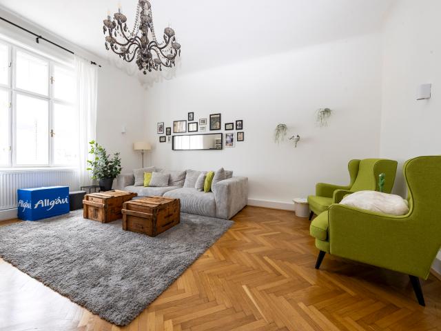ELISABETH VORSTADT | KURZZEIT MIETE | Komplett möblierte 2 Zimmerwohnung mit Balkon, Altbauflair und 3,30 m Raumhöhe