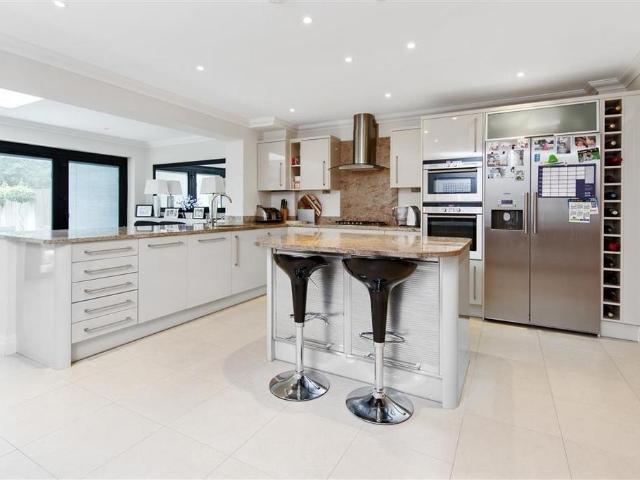 Ellesmere Road, Weybridge, Surrey KT13 5 bed terraced house to rent £5,500 pcm £1,269 pw