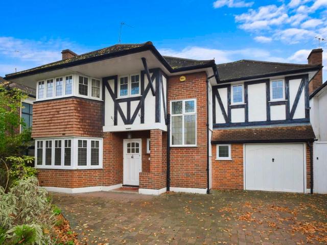 Ellesmere Road, East Twickenham. 4 bed detached house to rent £5,750 pcm £1,327 pw