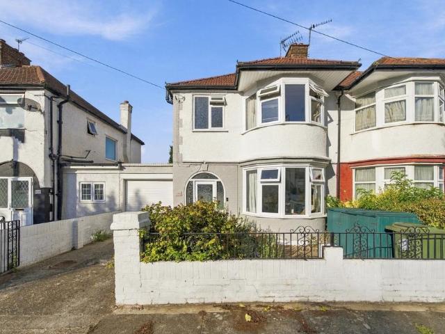 Ellesmere Road, NW10 3 bed detached bungalow to rent £2,800 pcm £646 pw