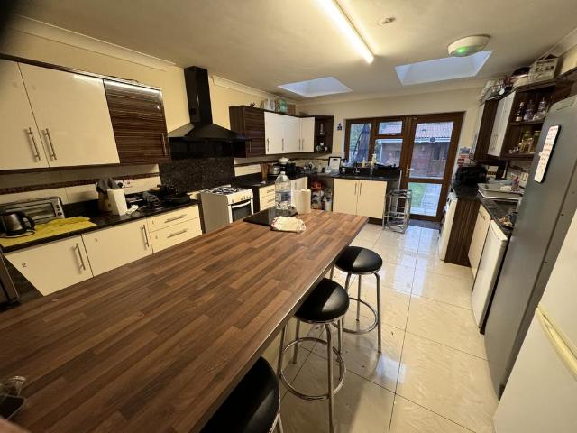 Ellerman Avenue, TWICKENHAM, Greater. House share to rent £700 pcm £162 pw