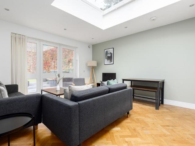 Ellerslie Road 2 bed flat to rent £2,936 pcm £678 pw