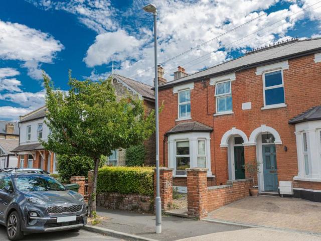 Ellerton Road, Surrey KT6 2 bed apartment to rent £1,850 pcm £427 pw