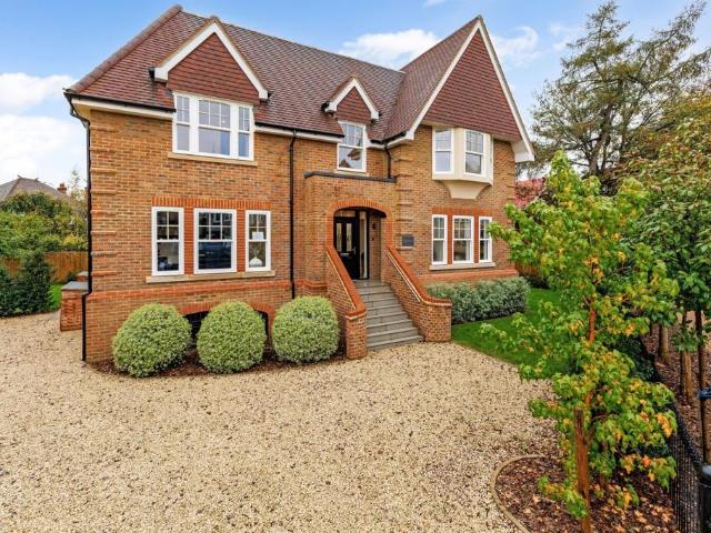Ellington Gardens Maidenhead SL6 5 bed detached house to rent £7,250 pcm £1,673 pw