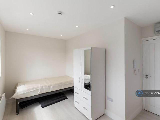 Ellingham Road, Chessington, KT9 Studio to rent £795 pcm £183 pw